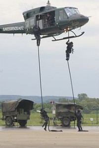 220px-gsg9_fast_rope_2005_05_22_file_02.jpg